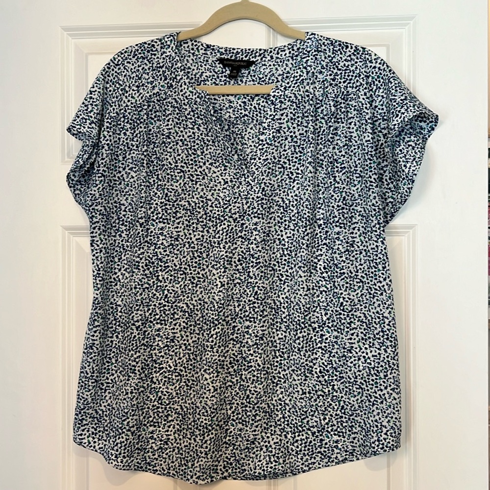 3/$15! Banana Republic Factory Monochrome Speckled Blouse